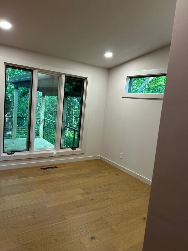 Foto del edificio - UNFURNISHED Beautiful Large Home Available...