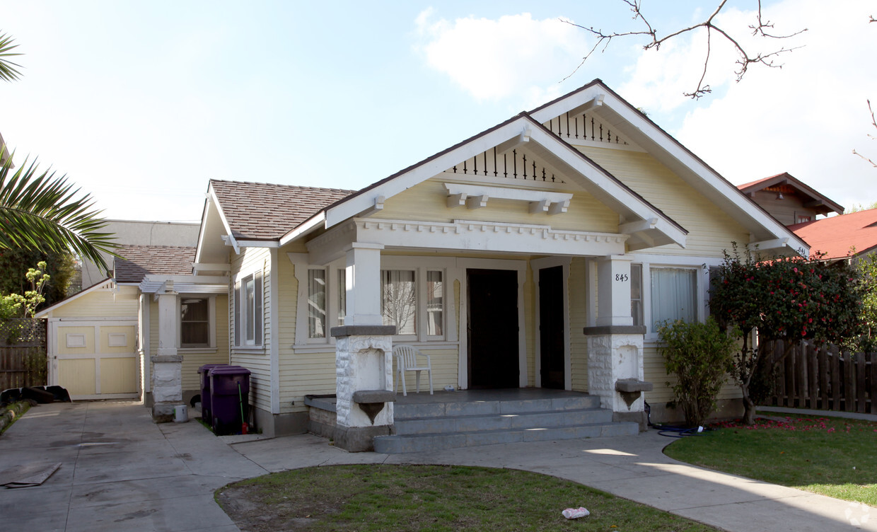 Primary Photo - 841-845 Daisy Ave