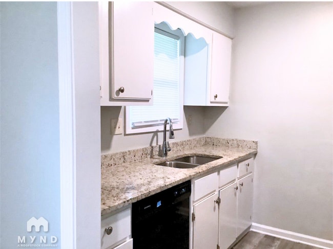 Building Photo - 6255 Somerset Dr