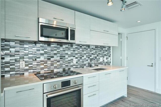 Foto del edificio - 650 NE 32nd St