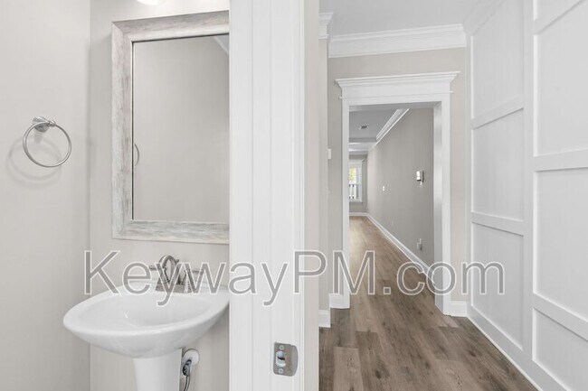 Foto del edificio - 1076 Linsmore Ave