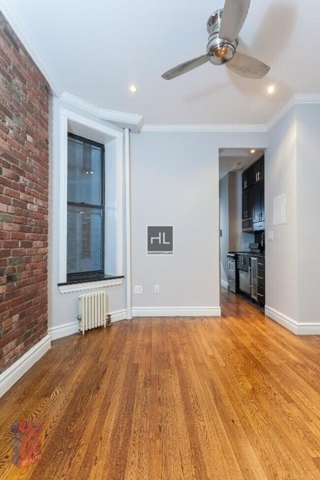 Building Photo - Mott Street