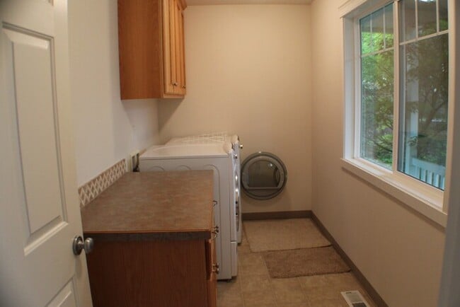 Building Photo - BEAUTIFUL THREE BEDROOM HOME IN VANCOUVER