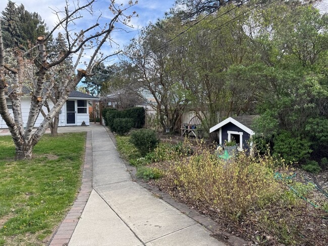 Foto del edificio - Spacious Home with Great Location