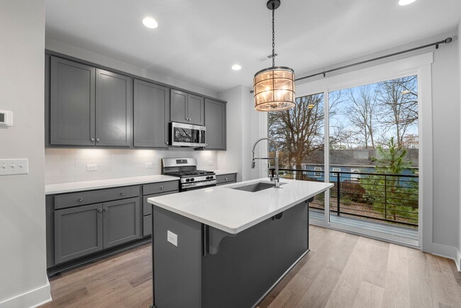 Building Photo - 644 W End Dr