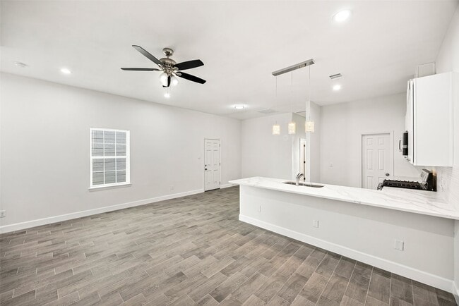 Building Photo - 1550 Lombardy St