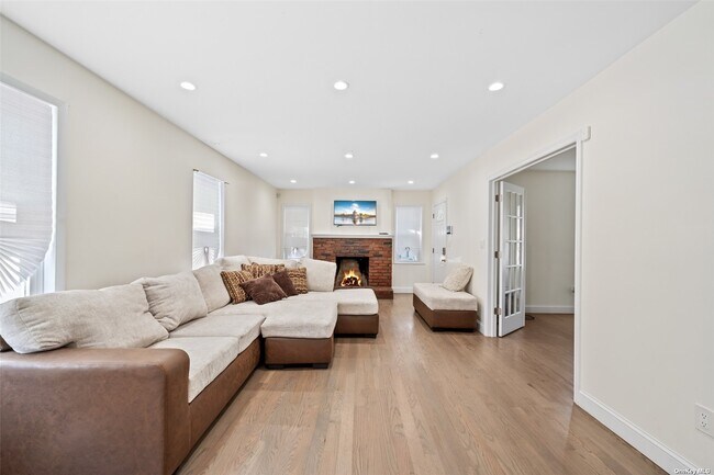 Building Photo - 987 Kings Pkwy