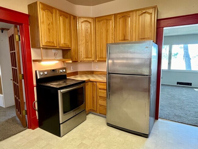 Building Photo - Charming 2 Bed, 1 Bath Home with Modern Co...