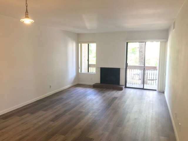 Foto del edificio - 15215 W Magnolia Blvd