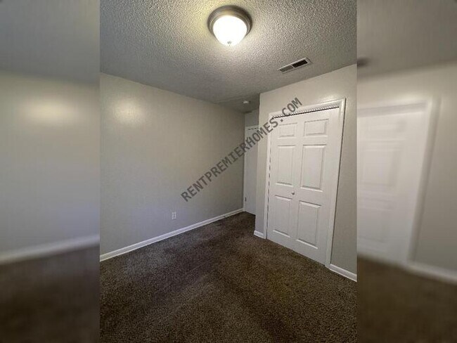 Foto del edificio - 8500 Shelley Dr