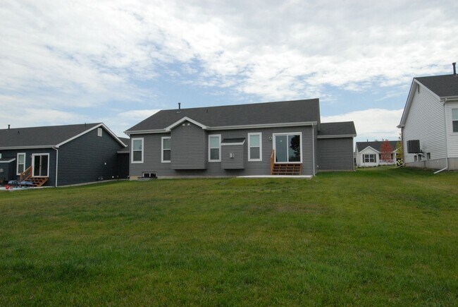 Building Photo - Lake St Louis (near O'Fallon & Wentzville) Area...New professional pics and virtual tour and floo...
