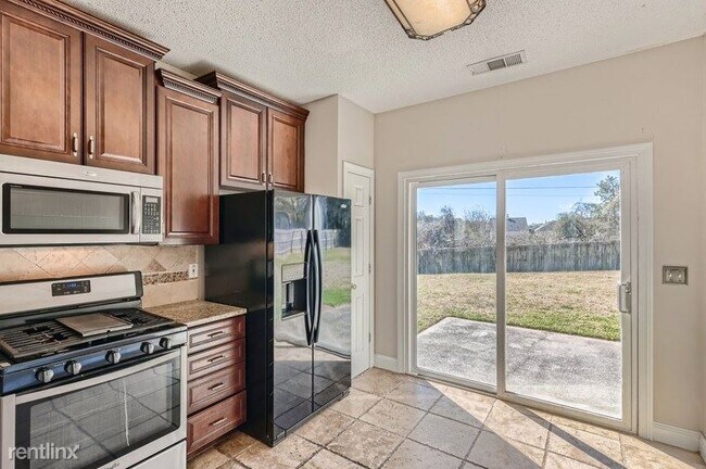 Building Photo - 3 br, 2.5 bath House - 1672 Woodsford Rd N...
