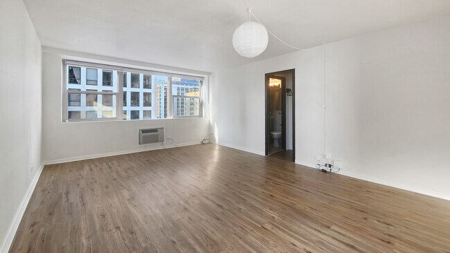 Building Photo - 253 E Delaware Pl