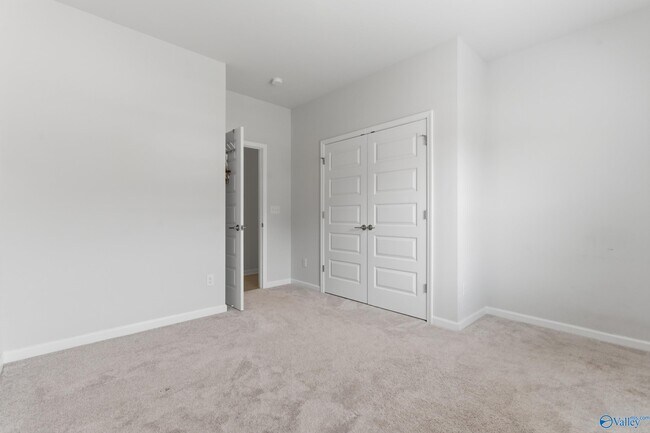 Foto del edificio - 15007 Greenleaf Dr