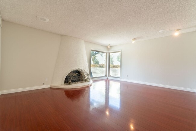 Foto del edificio - 6415 Lochmoor Dr