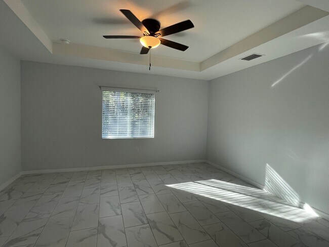 Foto del edificio - **SHOWS LIKE NEW!**