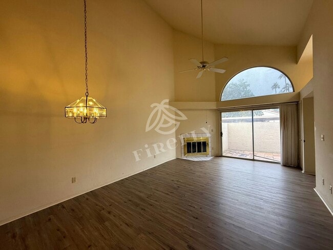 Foto del edificio - 1111 W Summit Pl