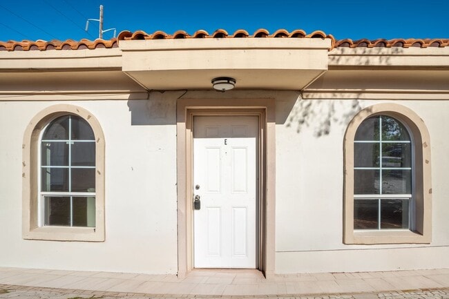 Building Photo - 604 Buena Vista Dr