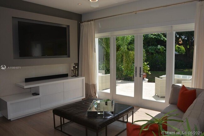 Building Photo - 4427 Royal Palm Ave