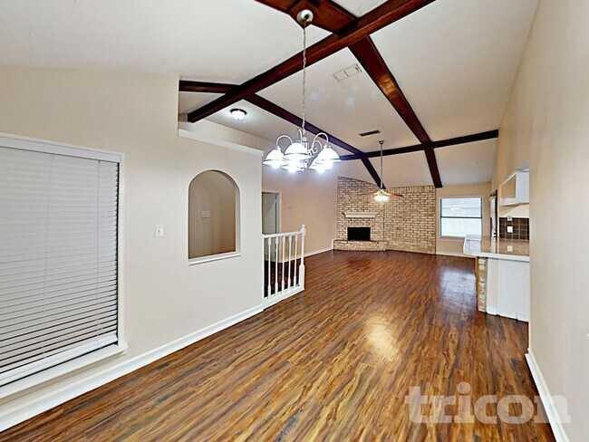 Foto del edificio - 16259 Hollow Wood Dr