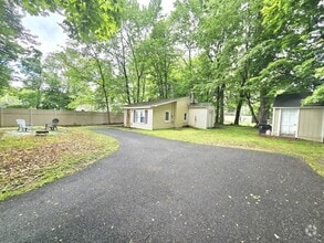 Building Photo - 5 Maple Ct