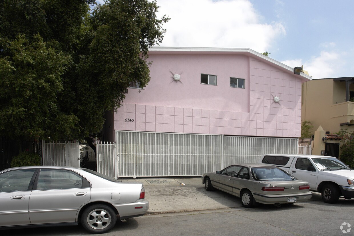 Foto del edificio - 5843 Gregory Ave