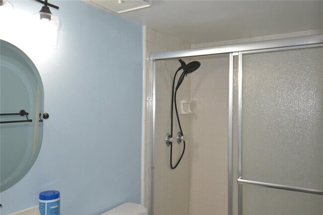 Foto del edificio - 3232 Lake Pine Way E