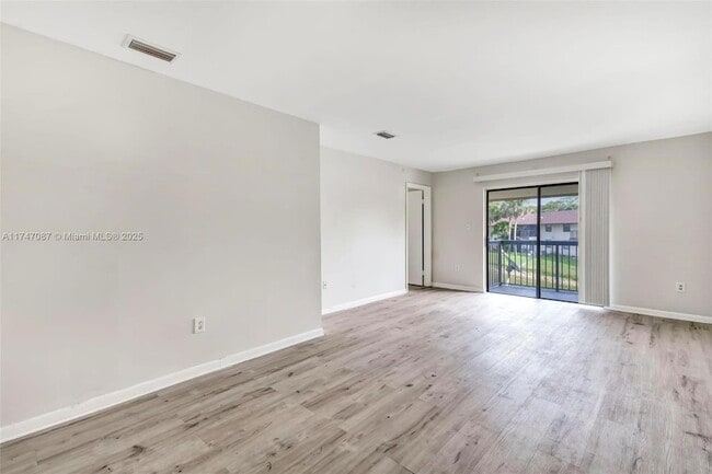 Foto del edificio - 6020 Shaker Wood Cir