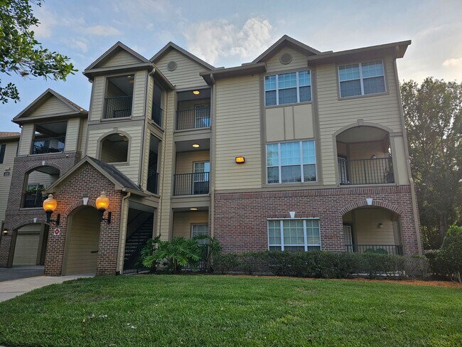 Foto del edificio - 2-bedroom condo - ground floor