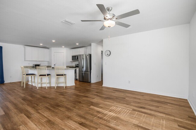 Foto del edificio - NOW AVAILABLE - 3/2 with 2 Car Garage in Mirror Lakes!
