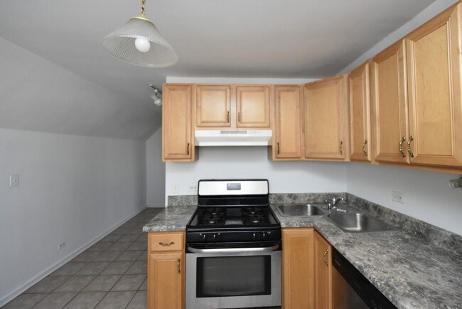 Building Photo - 3055 N Racine Ave