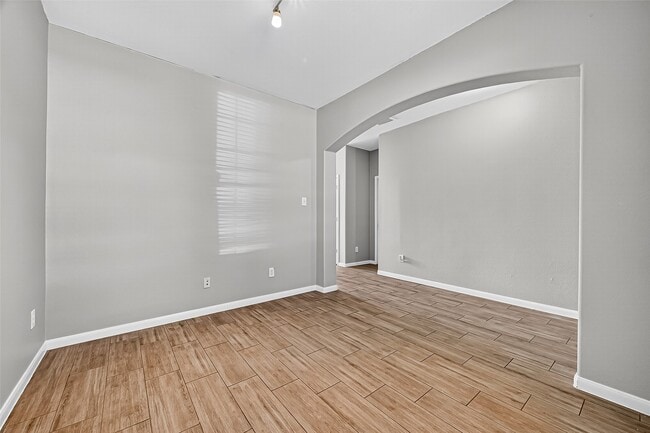 Building Photo - 2111 Castle Gardens Ln