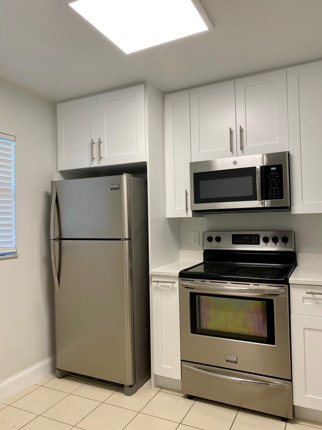 Building Photo - 6716 Palmetto Cir S
