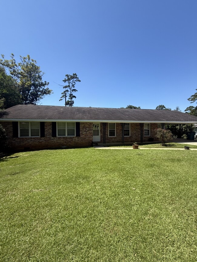 Building Photo - 111 Pinecrest Dr