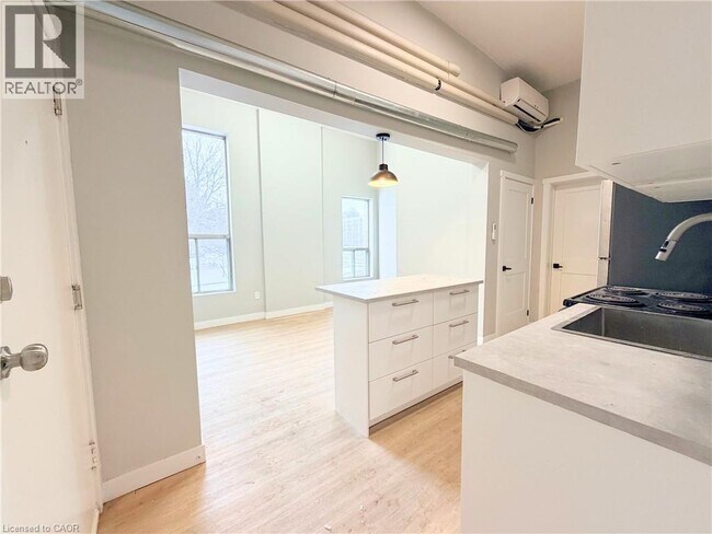 Building Photo - 117 Park St S