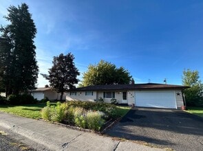 Building Photo - 5462 Villa Dr
