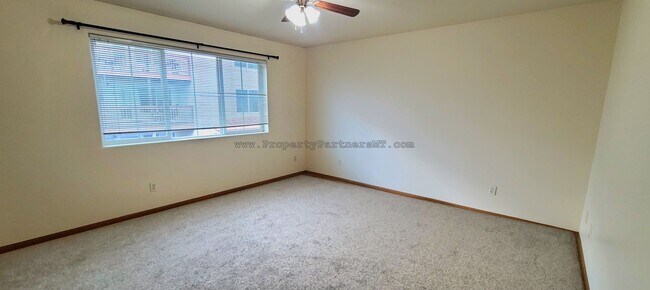 Building Photo - 3Bed 2Bath Apartment with Garage!