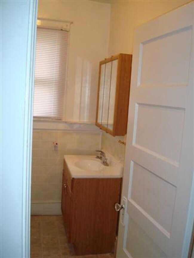 Building Photo - 411 W 41st St