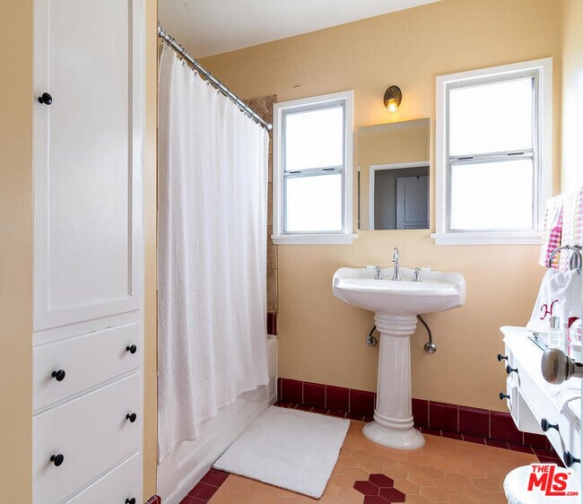 Foto del edificio - 2431 Walgrove Ave