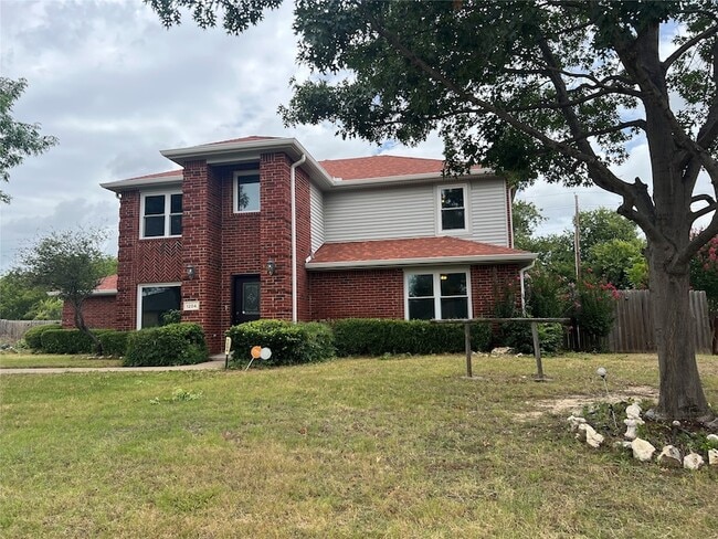 Building Photo - 1204 Hillside Dr