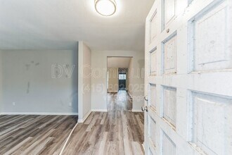 Building Photo - 700 Meadowglen Dr