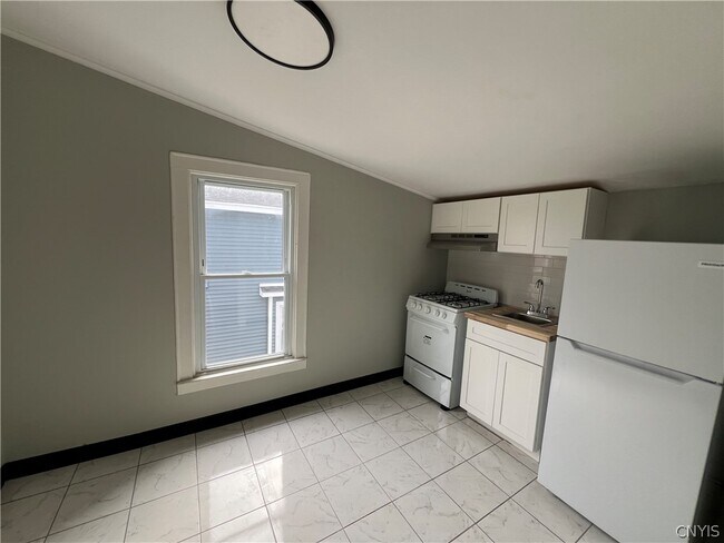 Building Photo - 108 5th Ave