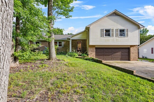 Foto del edificio - Spacious 4-Bedroom Home with Fenced Yard in Hampton Woods