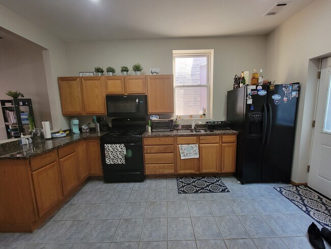 Foto del edificio - 816 N Hermitage Ave