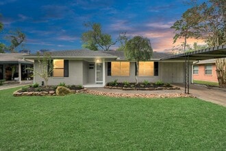 Building Photo - 2215 Gardenia Dr