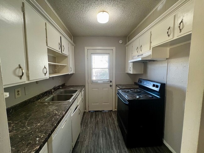 Building Photo - Charming 2 Bedroom