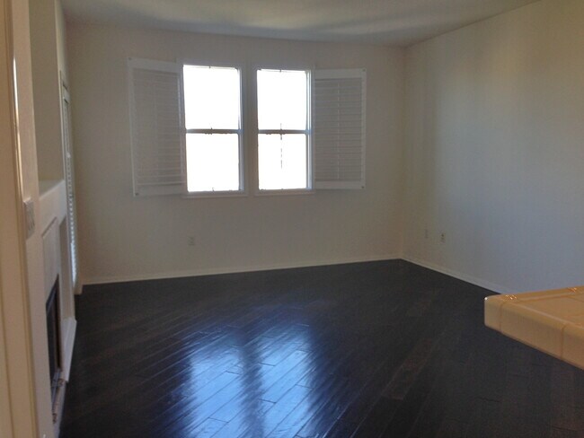 Foto del edificio - GORGEOUS TOP FLR CONDO BY CENTRAL PARK w/LAUNDRY+PATIO+2 CAR Parking