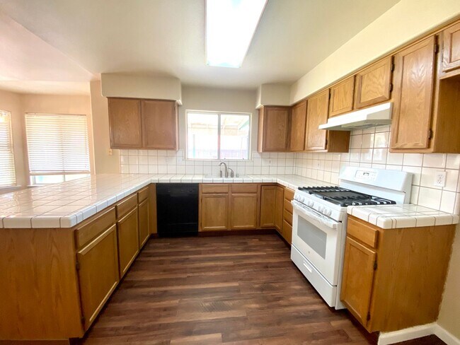 Foto del edificio - $2,295 Valentine & Clinton, Beautiful 3 Be...