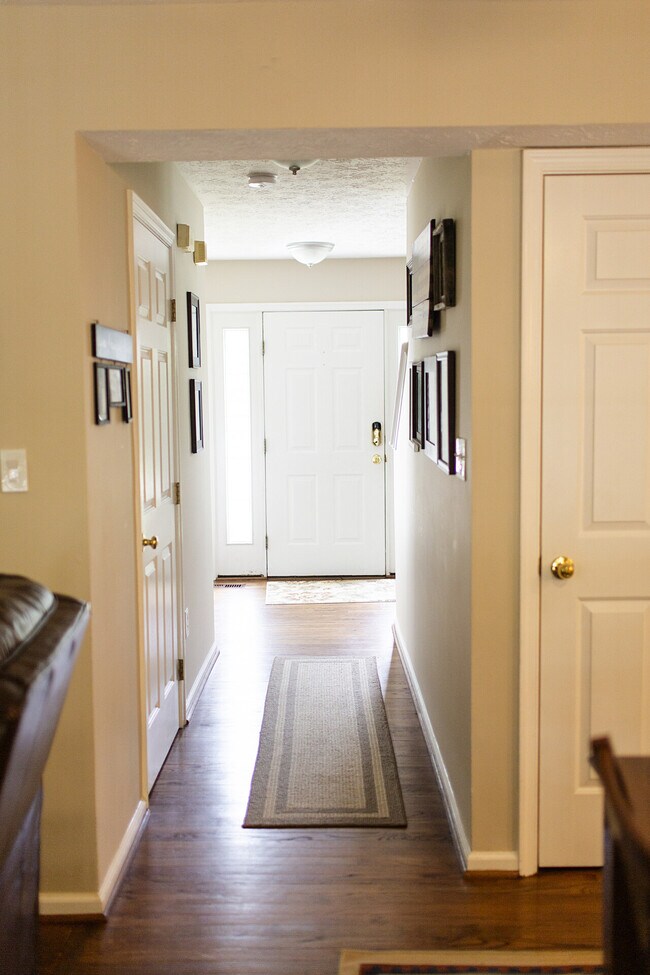 Foto del edificio - 801 Yellow Birch Ct