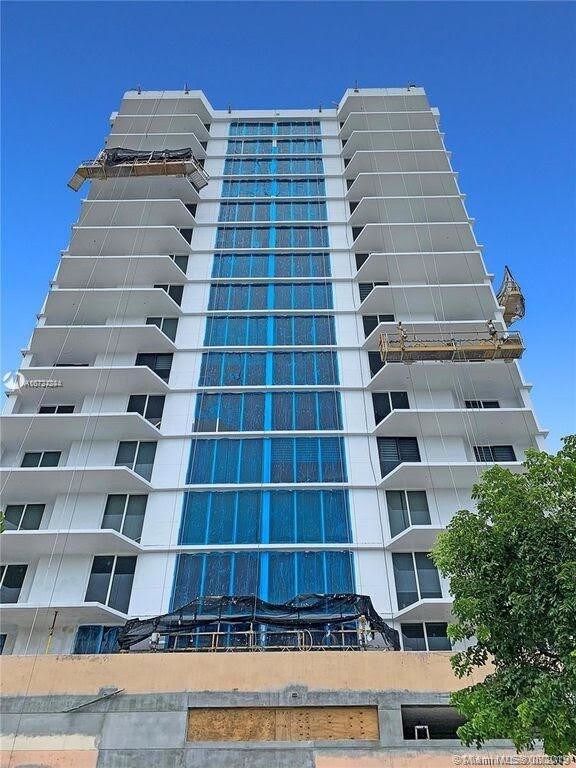 Primary Photo - 2401 Collins Ave